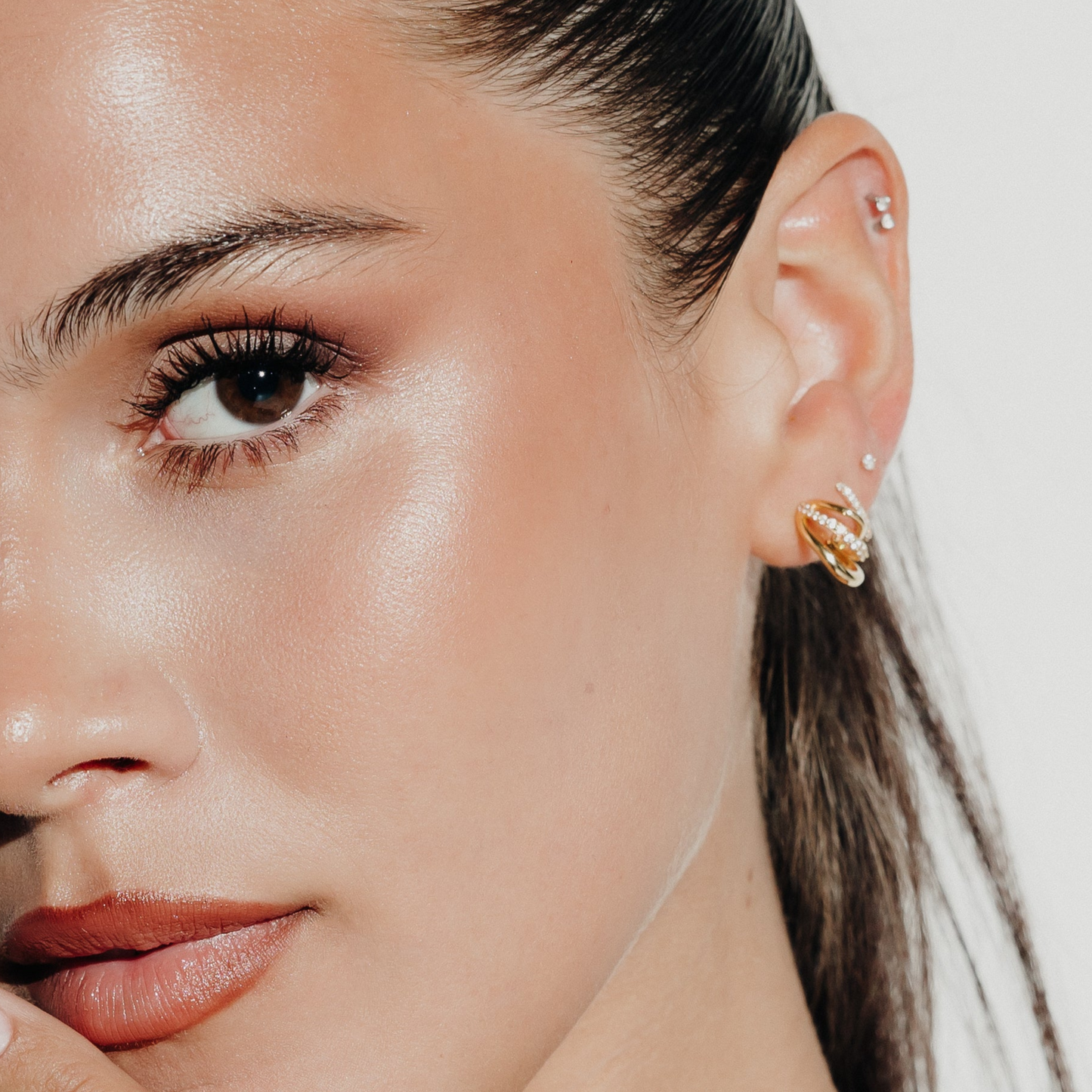 SAPPHIRE HUGGIE HOOPS EYRNALOKKAR