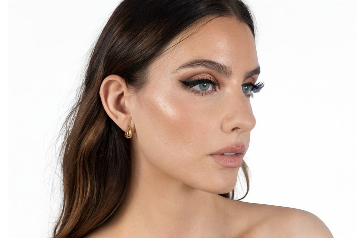 BOLD HUGGIE HOOPS EYRNALOKKAR